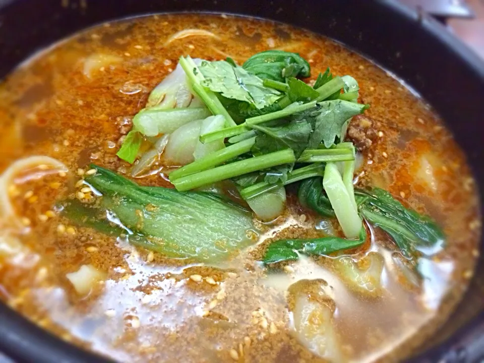 【本日の晩御飯】坦々麺刀削麺。(ﾟдﾟ)ｳﾏｰ。スープ割と酸っぱくて、パクチーとか入ってでトムヤムクンに似た味で結構イケる。この他に小籠包とか餃子とか食べたけど、どれも美味しかった。ってか、ここはどこ？(^^;;|JTKさん