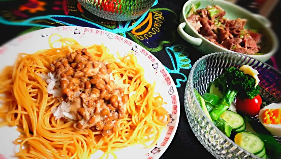 【旦那さん手料理】納豆スパゲティ、豚肉野菜炒め、サラダ|Yuko Miyamotoさん