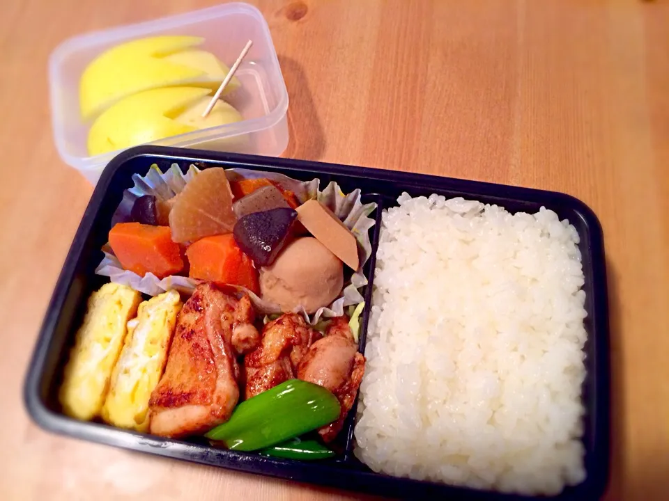 Snapdishの料理写真:トリのめんつゆバターソテー弁当（りんごうさぎ付き）|かなさん