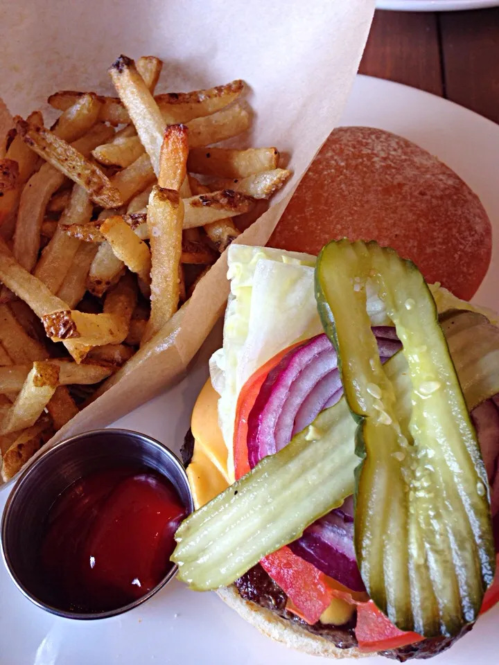 Classic American Hamburger and Fries|Cheryl Melnickさん