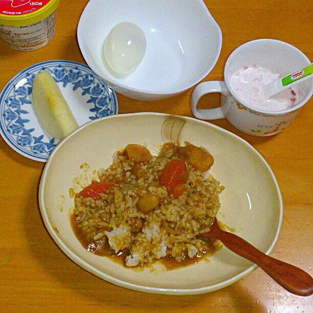 Snapdishの料理写真:ぼっちゃんの朝食
朝カレーに、朝フルーツのりんご(*^^*)
いちごヨーグルト、ゆで卵|ふみぃさん