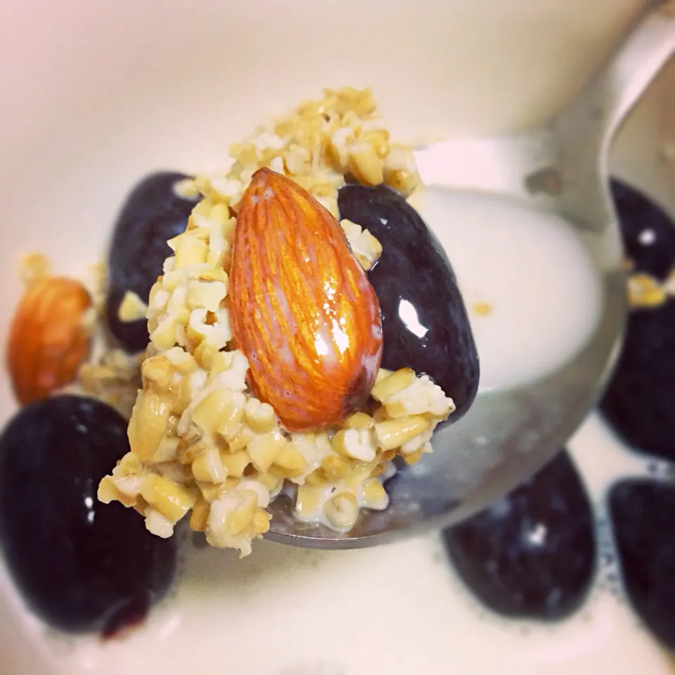 Steel cut oats with almonds and grapes|coxiella24さん