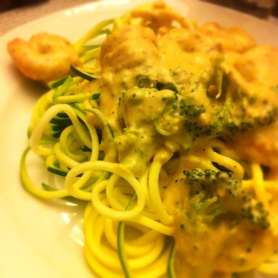 Snapdishの料理写真:Cashew Cheese Alfredo Sauce with Shrimp and Broccoli over Zucchini Noodles #vegan|T.E.Dennisさん