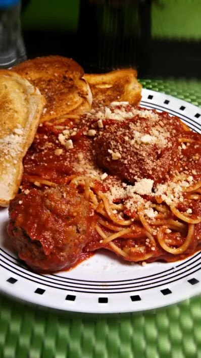 spaghetti w/ meatballs and garlic toast|Chelsea Faithさん