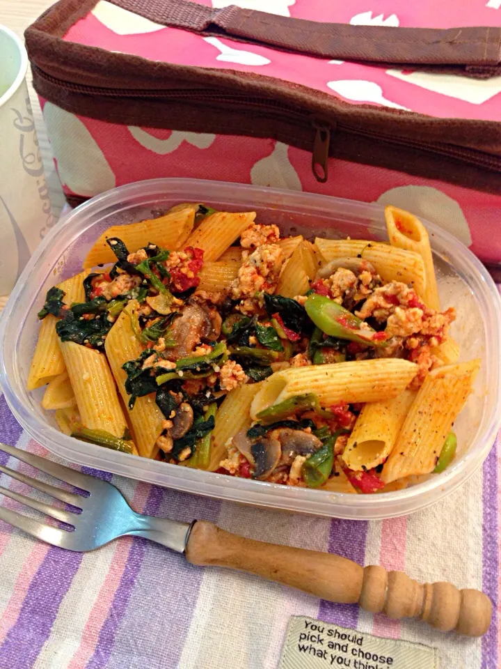 Chicken and spinach tomato sauce pasta|Kumigarさん