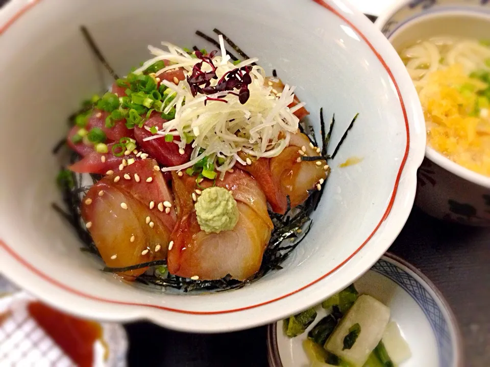 Snapdishの料理写真:はまちとねぎとろの二色海鮮丼|ぶろこりさん