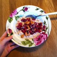 Quickmade: Oat yogurt mixed in with some granola, raspberries, almonds and shredded coconut.|Ebba Carlssonさん