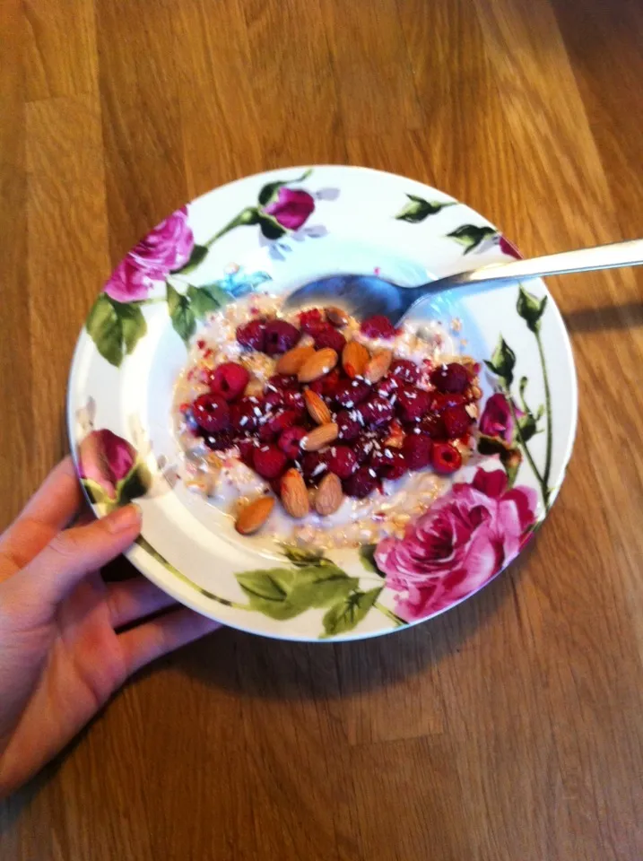 Quickmade: Oat yogurt mixed in with some granola, raspberries, almonds and shredded coconut.|Ebba Carlssonさん