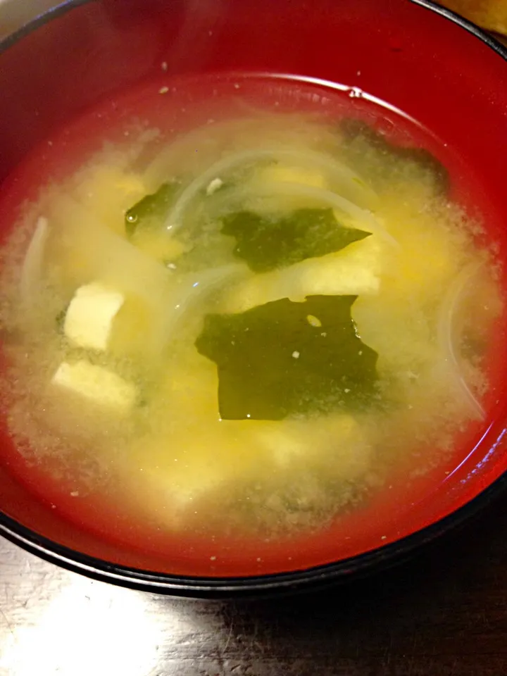 Snapdishの料理写真:豆腐とわかめとフルーツ玉ねぎの味噌汁|IGGYさん