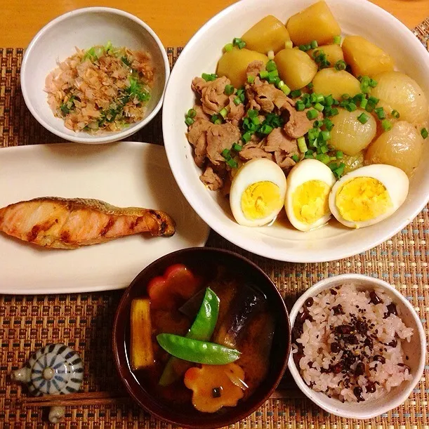 今日の晩ご飯。
肉じゃが、焼き鮭、三つ葉のお浸し。
そして茄子のお味噌汁とお赤飯。|chacoさん