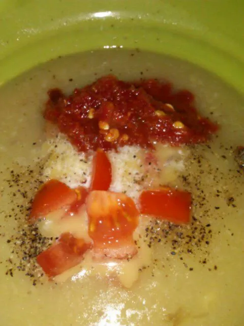 Homemade roasted garlic, Shallot, and potato soup. (I made mine spicy. And adored fresh tomato.)|Polly Gelfusoさん