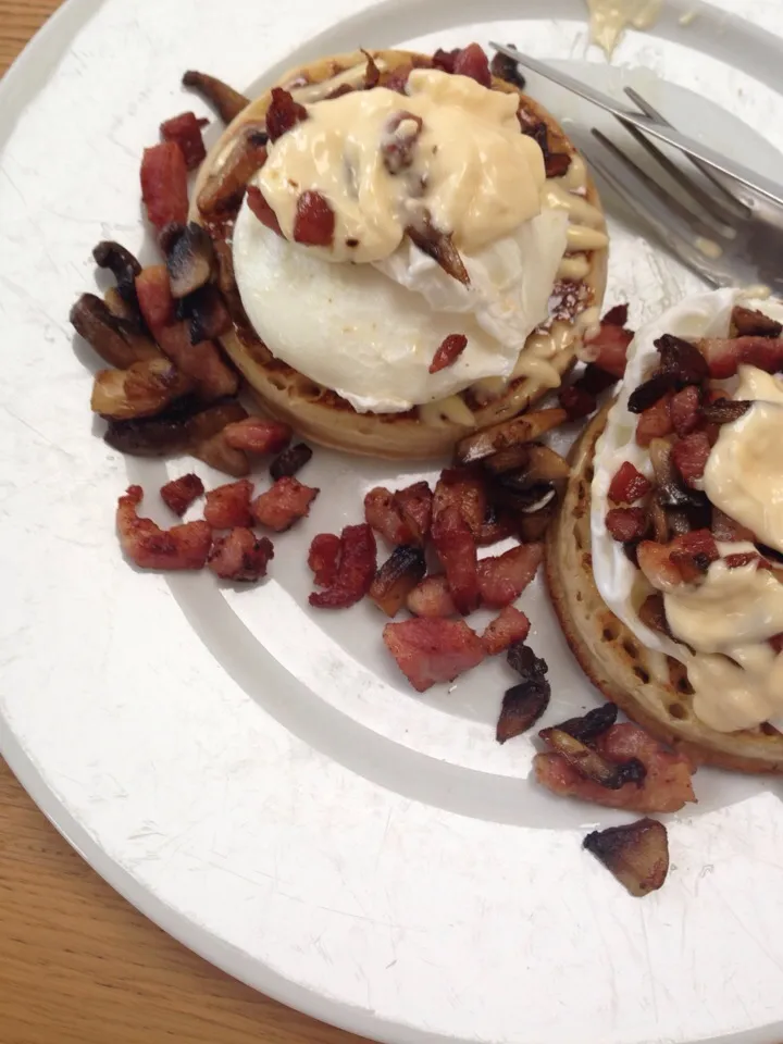 Snapdishの料理写真:Eggs Benedict with bacon mushroom|fraseremburyさん