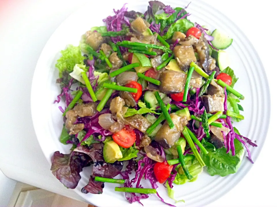 Salad: lettuce, baby tomato and cucumber, avocado, grilled eggplant, asparagus, purple cabbage|victoria valerioさん