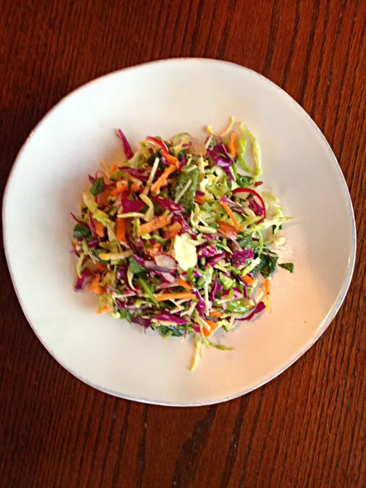 shaved brussels sprouts, kale, cabbage, carrot and almond salad|Matthew Cashenさん