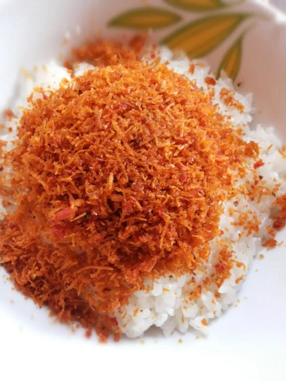 Snapdishの料理写真:Ketan Serundeng Pedas (Glutinous Rice with Spicy n Hot Dried Coconut )|esty linggarsihさん