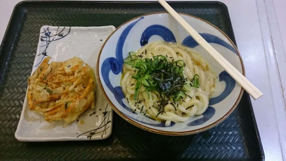 釜玉うどんに野菜かき揚げを付けて|にゃおやしきさん