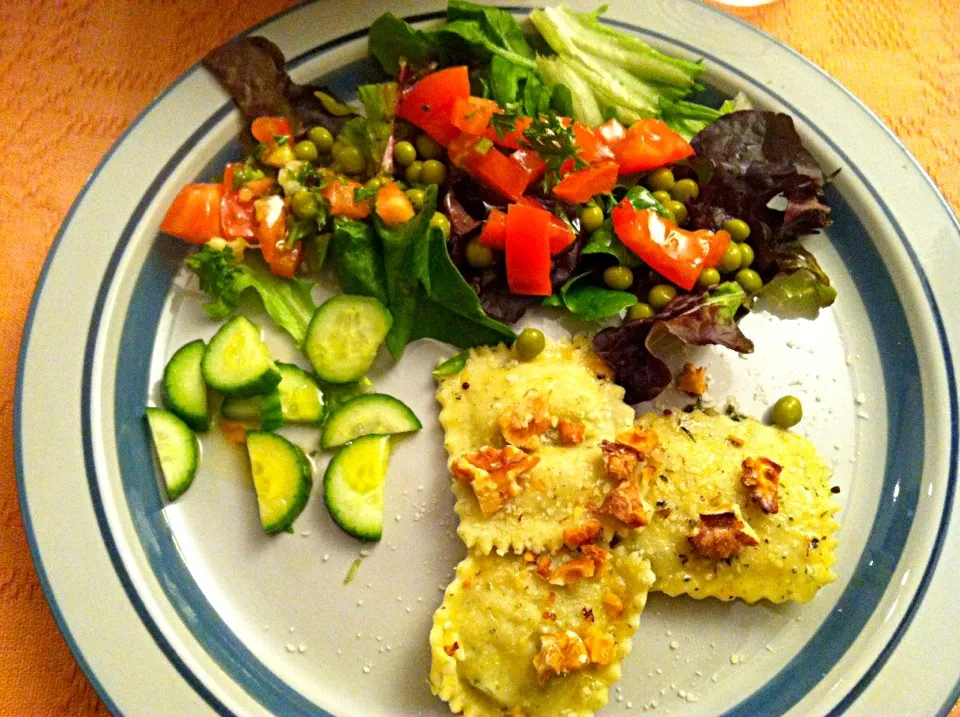 Pumpkin and quinoa ravioli w/ salad seasoned with a tomato vinaigrette|victoria valerioさん