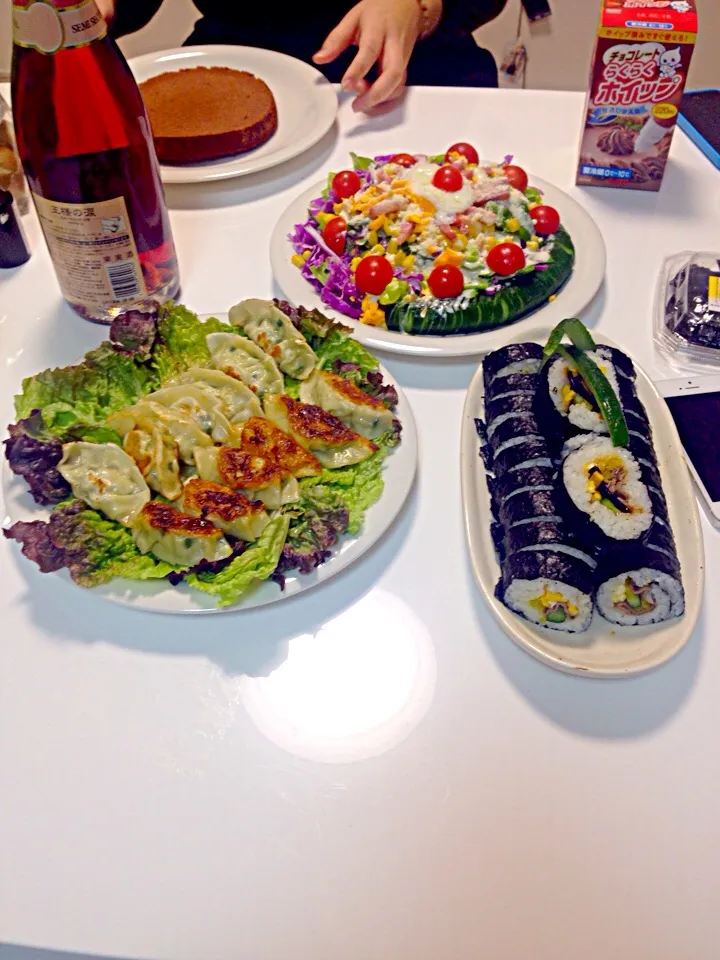 Snapdishの料理写真:Party time with yaki gyoza, sushi roll, and colorful salad~ *\(^o^)/*|Kei21さん