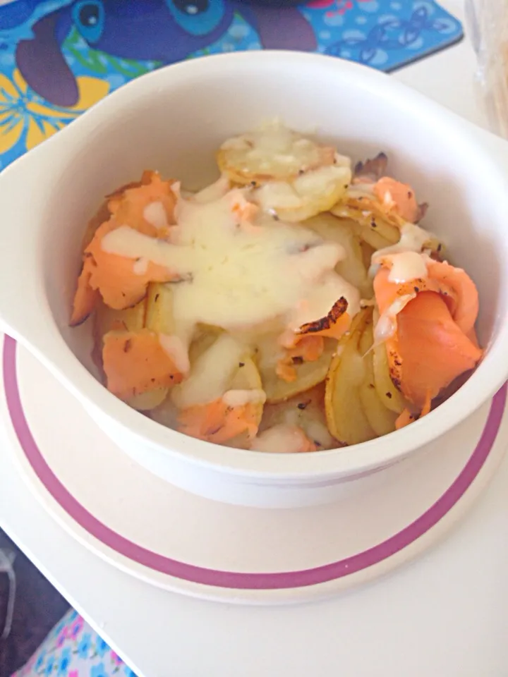 Snapdishの料理写真:Baked salmon and potato with cheese~|Kei21さん