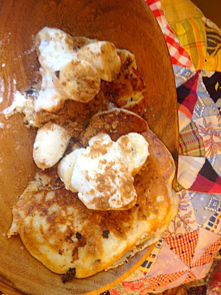 Banana pancake with banana and yoghurt toppings|mimihataさん