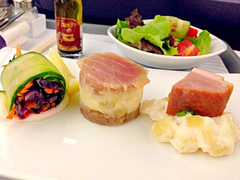 Vegetable roll, tuna sashimi and roasted ham with pineapple salad|PhUnGさん