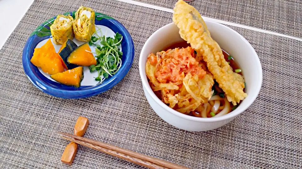 Snapdishの料理写真:今日の昼食 天ぷらうどん、かぼちゃの塩麹煮、青のりと桜えびの卵焼き|pinknari🐰🌈さん