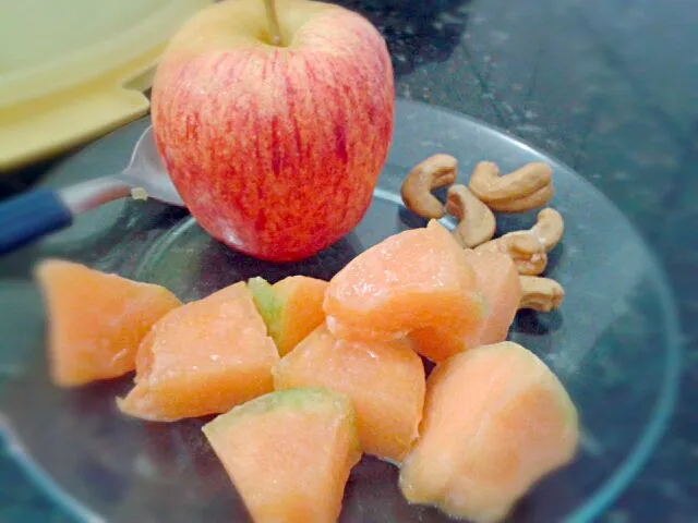 Snapdishの料理写真:07/03/2014 - lanche da tarde

maçã + melão japonês + castanhas de caju|Gabriela Baptistaさん