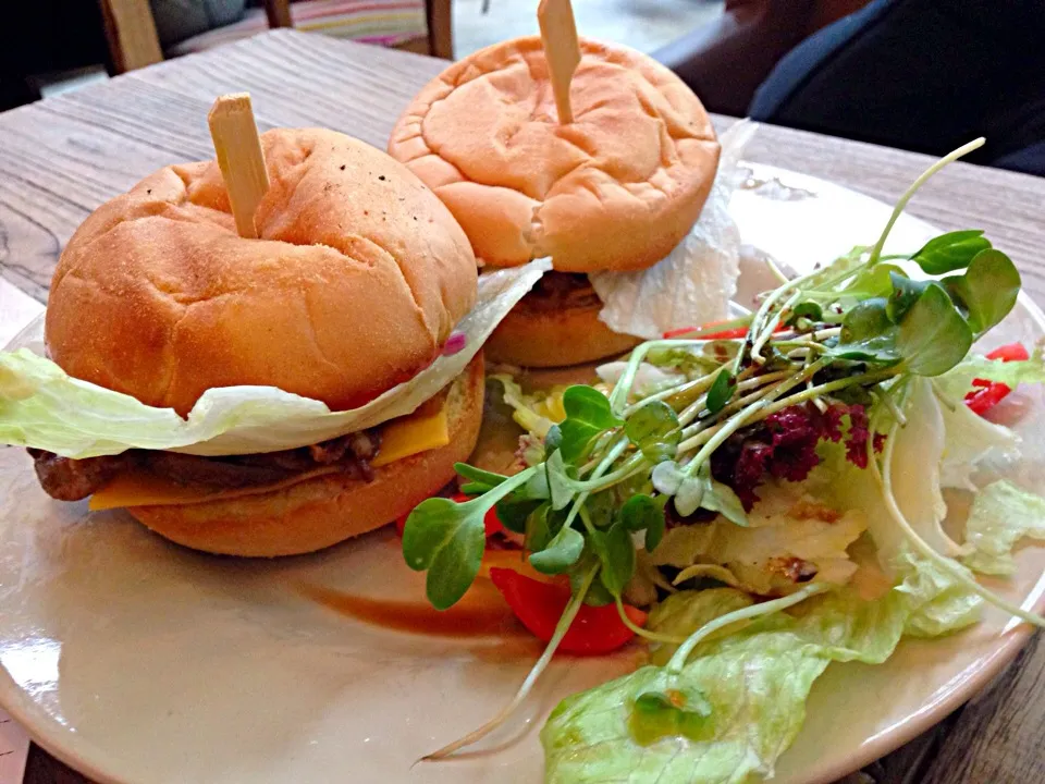 【Maan Coffee】カフェでランチ🍴😋韓国の牛肉バーガー パンが意外に美味しかった🍔🍵|Tanni Kaさん