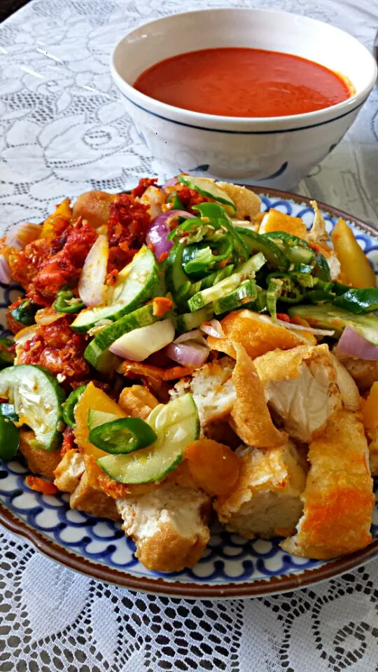 Indian Rojak. choose a variety of fried dough,  fish cake,  cuttlefish, beancurd, prawn fritters,  potatoes and etc.|genさん