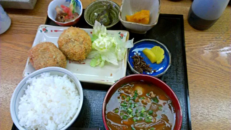 カレーコロッケと豚汁定食。
豚汁には隠し味で盛り付けた後に１滴のゴマ油が入ってます|Michiyo Nagaishiさん