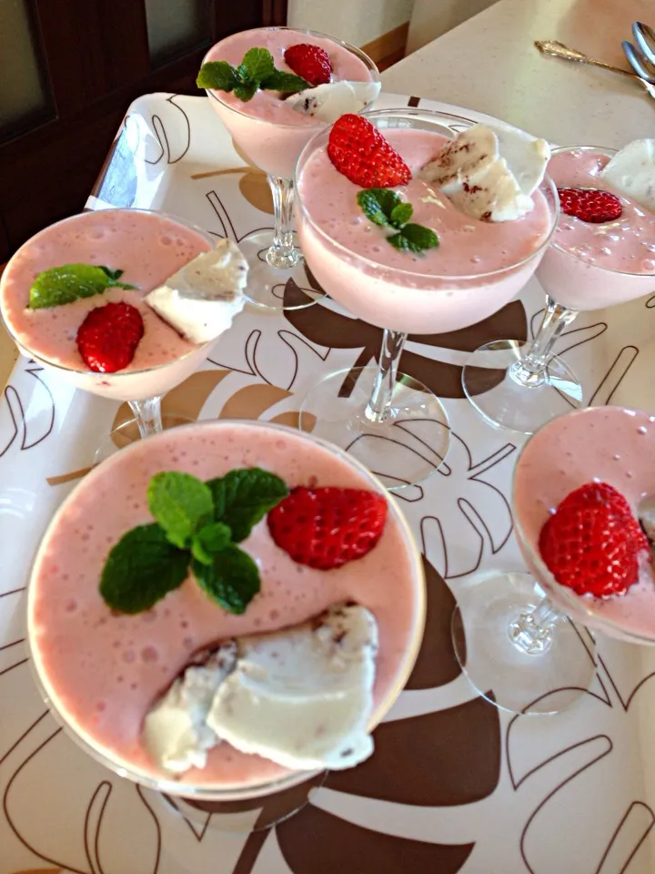 Strawberry Sorbet with mint chocolate ice🍓|viviさん