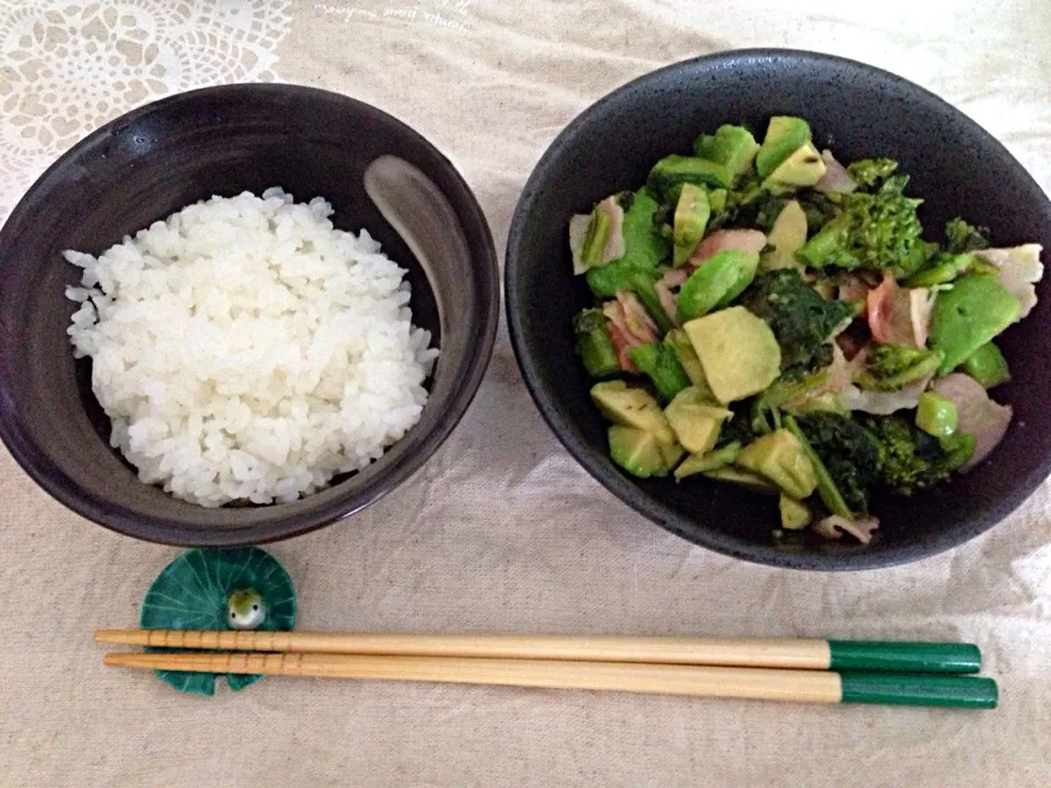 Snapdishの料理写真:菜の花とベーコンとアボカドの炒めもの|yukichさん