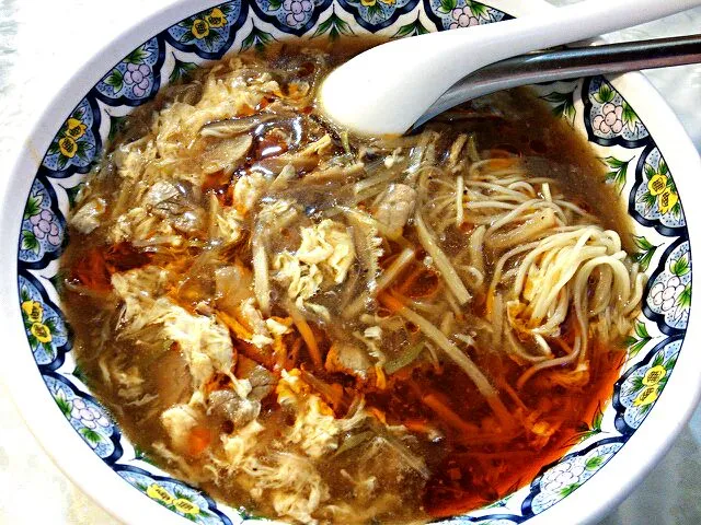 「揚州商人」ここのスーラ湯麺が大好きっ♡さらに黒酢をかけるとサイコー♪|Kashimanakitchenさん