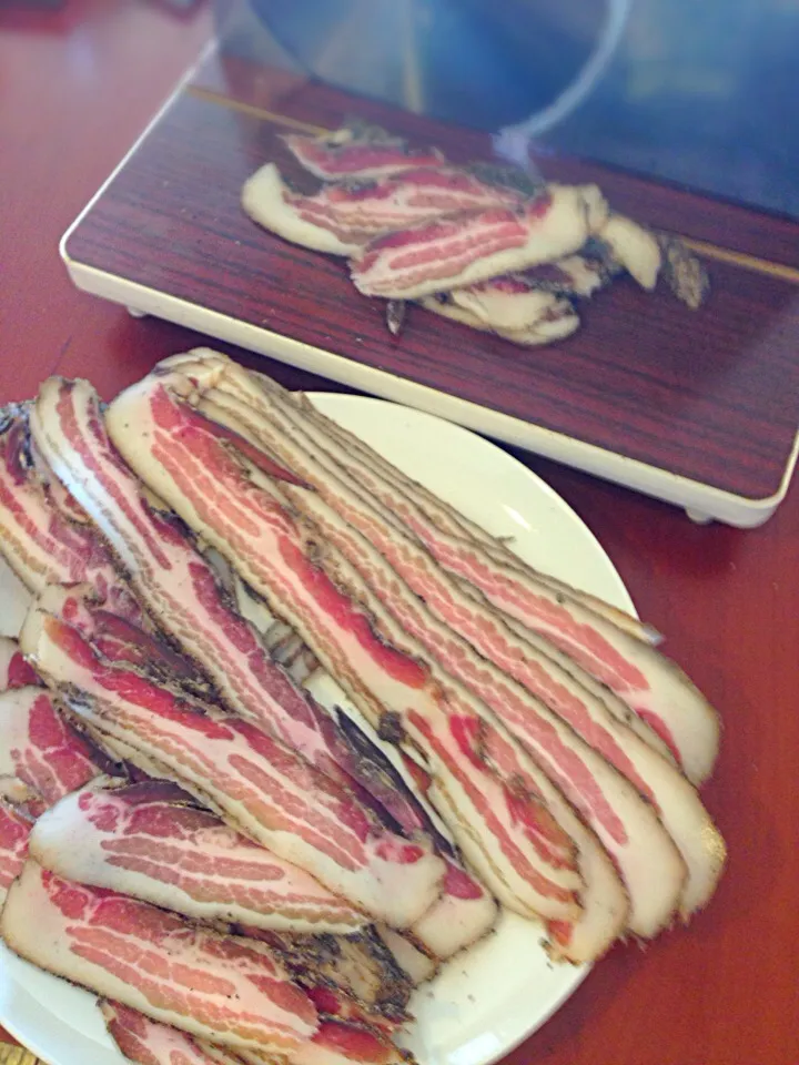 Slicing Home Cured Pancetta 自家製パンチェッタスライス中|Funky Chefさん