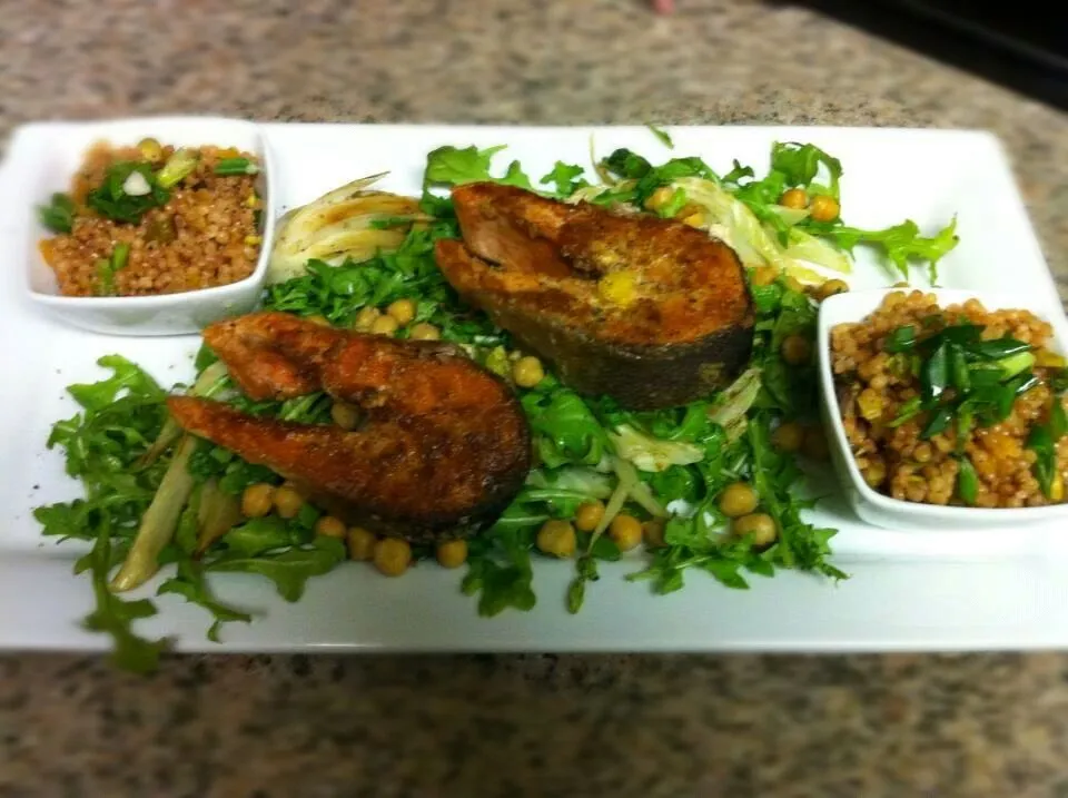 salmon steak with chickpeas and salad&);)|Nari Rheuさん