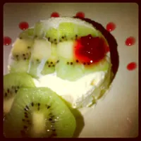 white chocolate and kiwi parfait with raspberry. coulis|Marlon Phatmunchさん