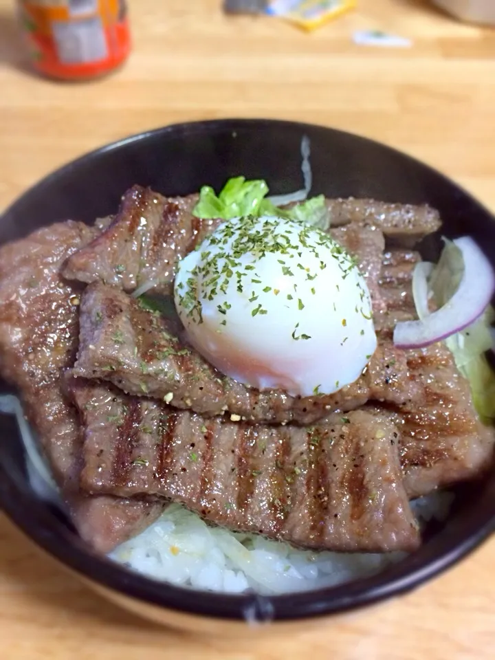 肉とオニオンとレタス丼|Katsuaki Hayashiさん