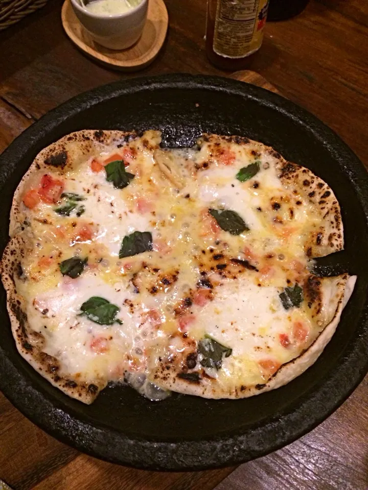 Mozzarella tomato basil stoned baked pizza|Shanel Catastiさん