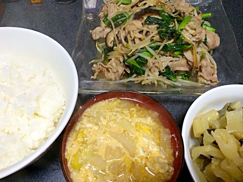 #夕飯 玉子ネギ白菜味噌汁、白米、しゃくしな漬(秩父で買ってきたやつ)、肉野菜炒め。しゃくし菜って野沢菜と白菜の間っこみたいな感じだな。|ms903さん