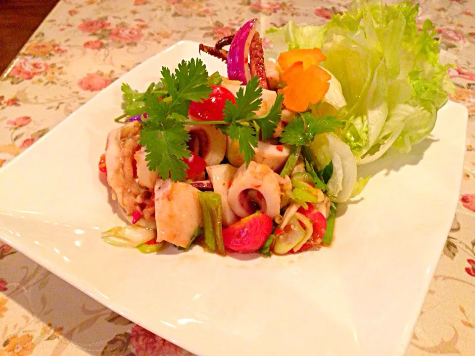 ยำปลาหมึกกล้วยย่างแชบ  イカやきサラダ|Umay24 Chef. Amezing foodさん