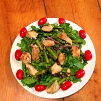 Garlic Chicken and Herb Salad with Asparagus, Purple Onion, and Baby Tomatoes|caroline weaverさん