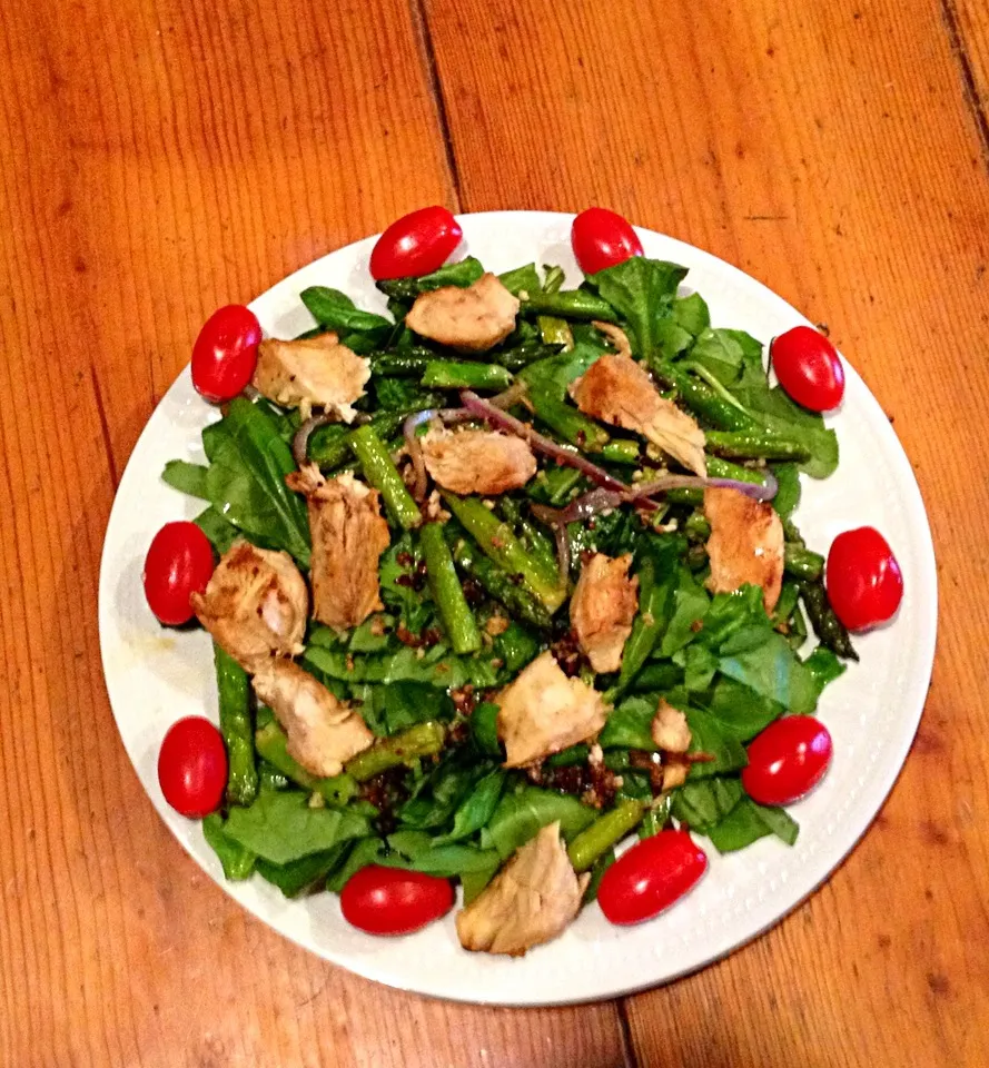 Garlic Chicken and Herb Salad with Asparagus, Purple Onion, and Baby Tomatoes|caroline weaverさん