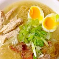 Snapdishの料理写真:Chicken & pork noodle soup homemade|iluvhelenaさん