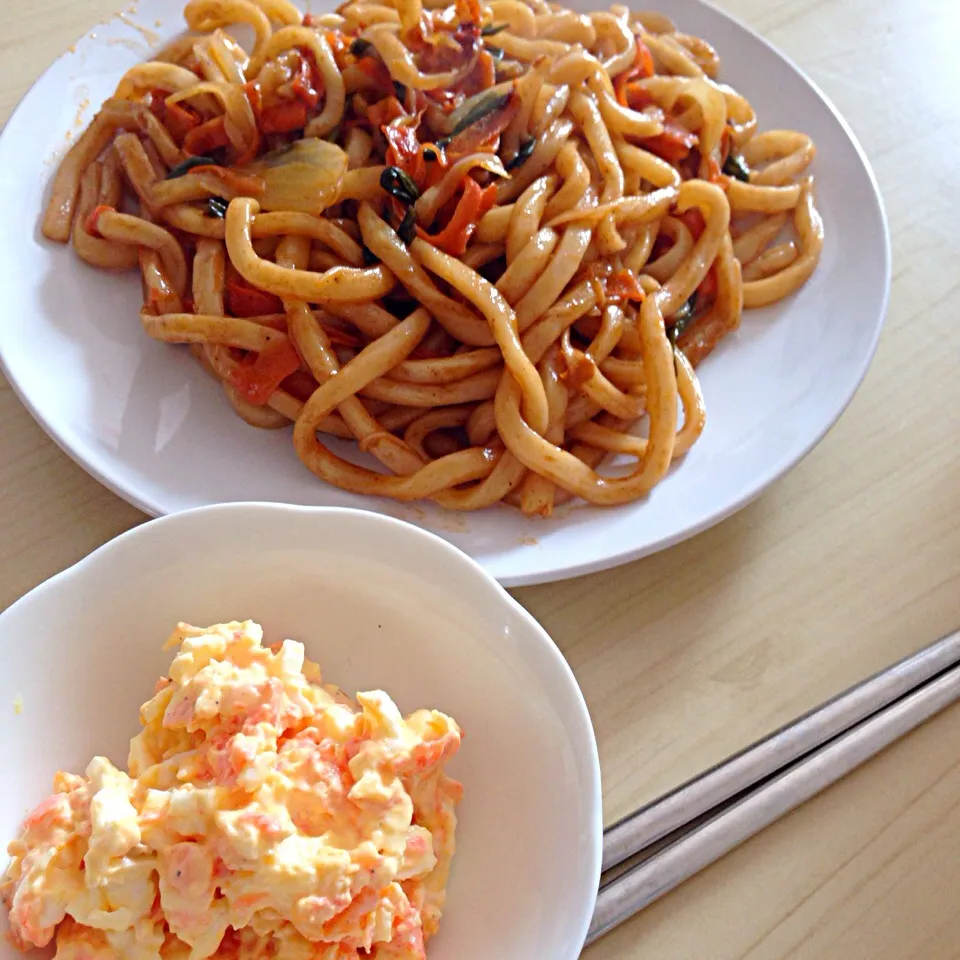 Snapdishの料理写真:にんじんのポテトサラダと焼きうどん|ありささん