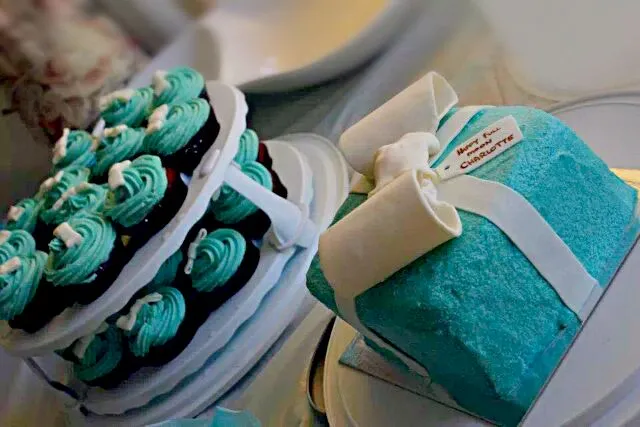 Tiffany-themed red-velvet cake and cupcakes (recipe by Magnolia bakery)|Slinkyさん