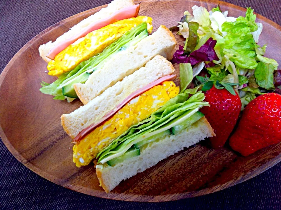 Snapdishの料理写真:厚焼き卵サンドde昼ご飯|りえさん