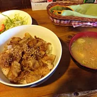 Snapdishの料理写真:豚バラ丼とモツの味噌汁|ihsayabokさん