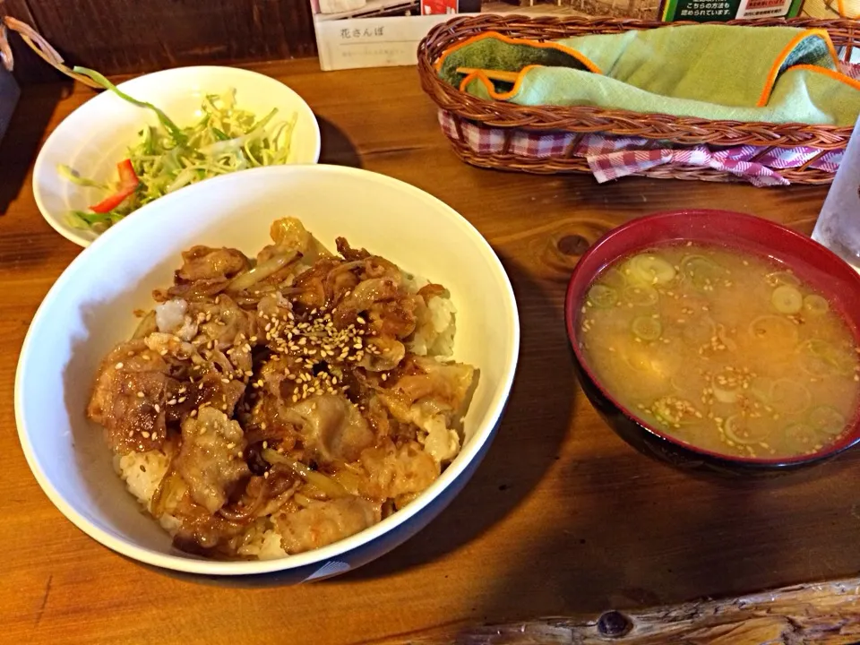 豚バラ丼とモツの味噌汁|ihsayabokさん