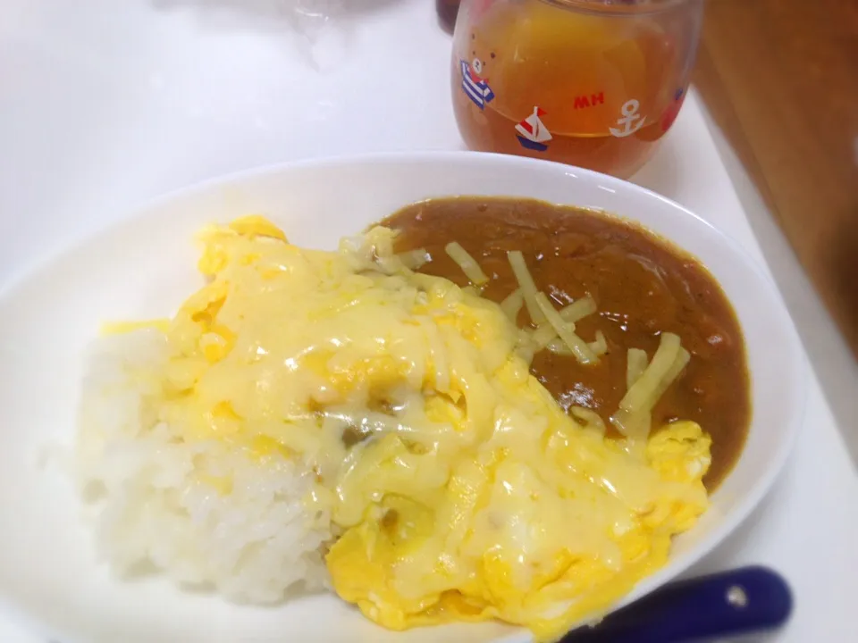 Snapdishの料理写真:オムチーズカレー|みつりんさん