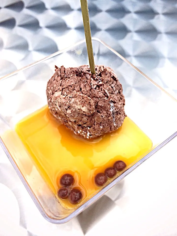 Valrhona dulce chocolate cream with passion fruit coulis & soft chocolate macaron|12Dragonさん